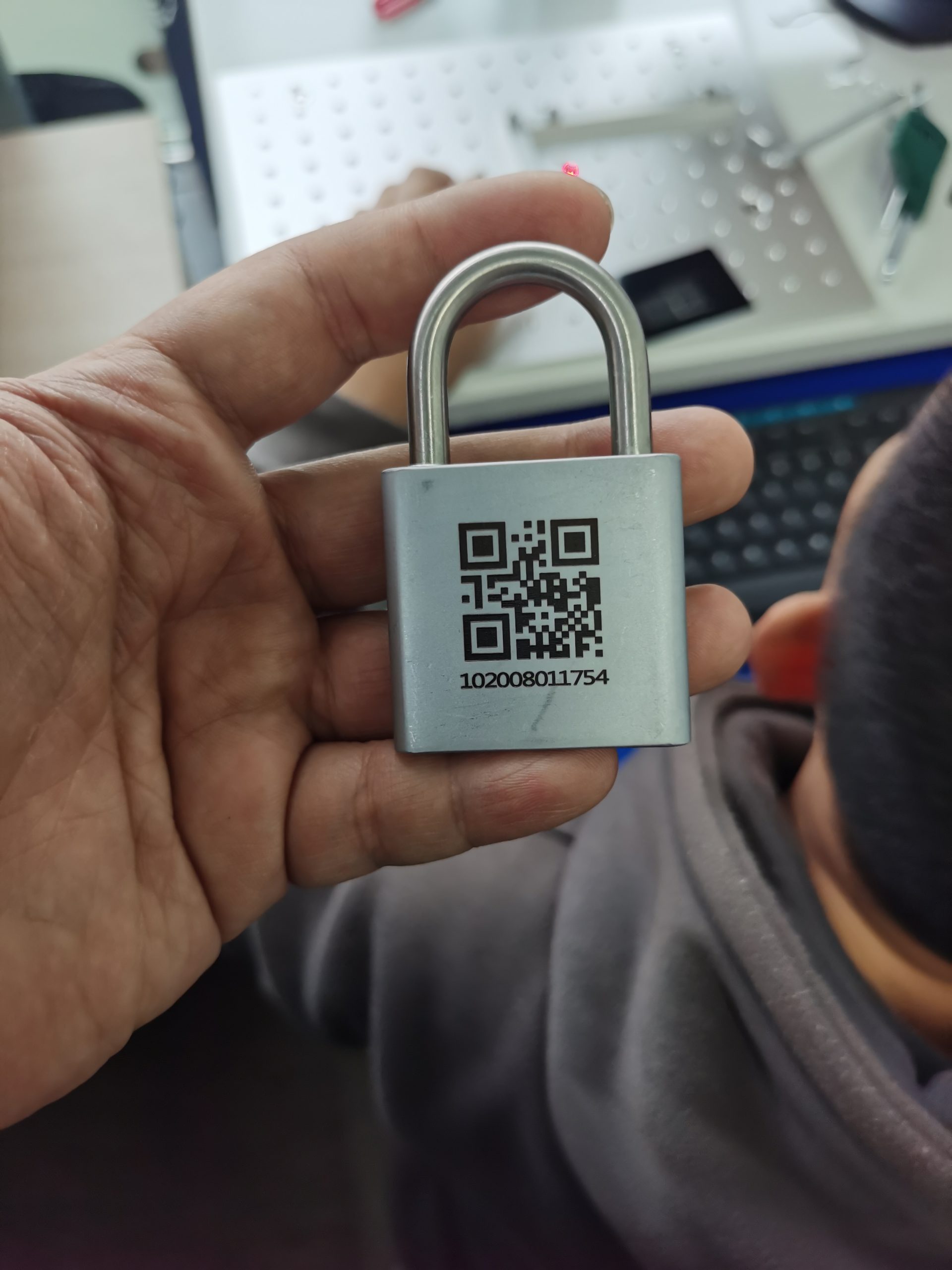金属门锁激光打二维码应用